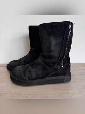 UGG Australia Mayfaire 5116‎ Sherpa Side Zipper Boots Size 6 in Black Suede